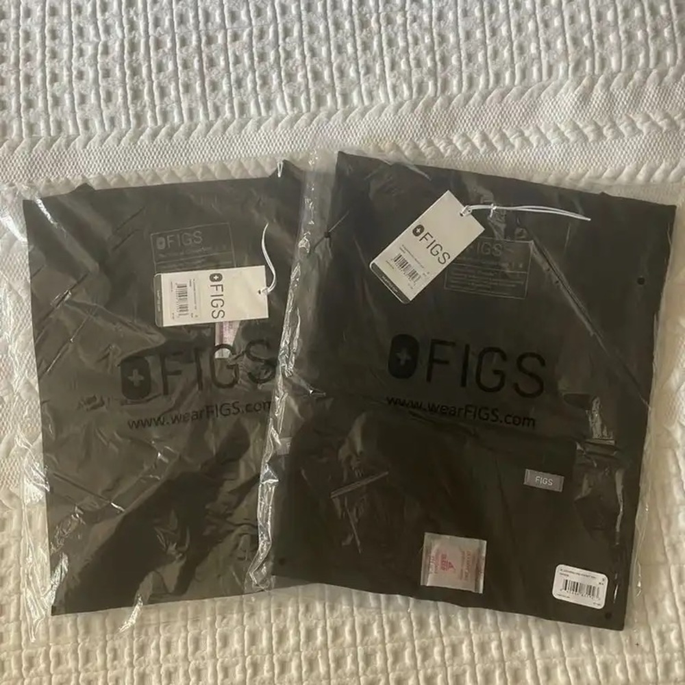 FIGS Catarina One Pocket Scrub Top